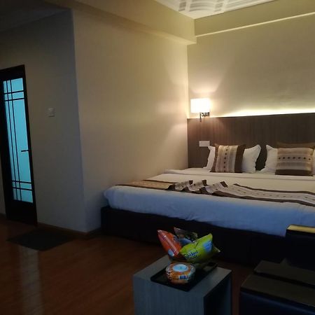 Golden Hill Hotel - Lashio Экстерьер фото