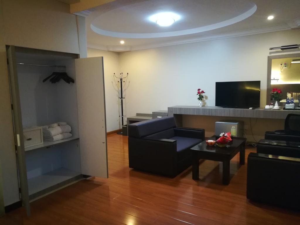 Golden Hill Hotel - Lashio Экстерьер фото